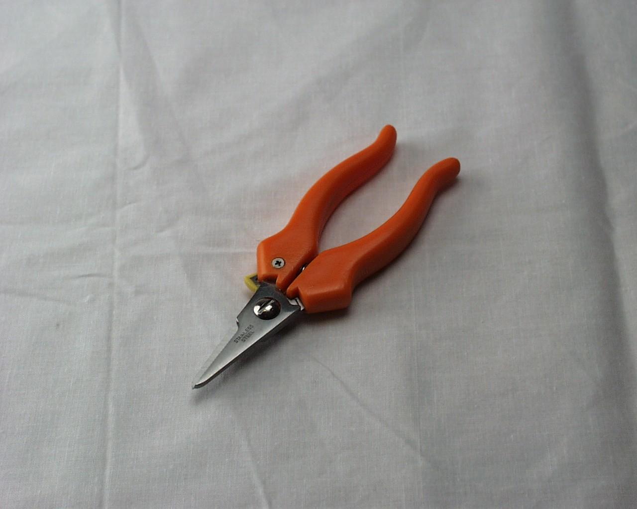 Universal scissors 140mm stainless forged cut plastic handle